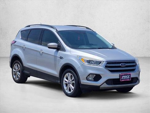 Used 2017 Ford Escape SE w/ Equipment Group 201A FWD image 3