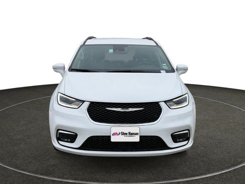 Used 2022 Chrysler Pacifica Touring-L image 9