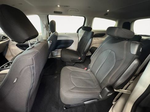 Used 2020 Chrysler Pacifica Touring w/ Cold Weather Group FWD image 24