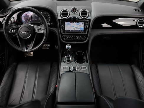Used 2018 Bentley Bentayga image 2