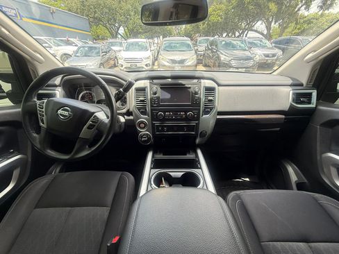 Used 2018 Nissan Titan SV w/ SV Convenience Package AWD/4WD image 9