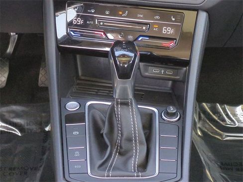 Used 2025 Volkswagen Jetta SE image 21