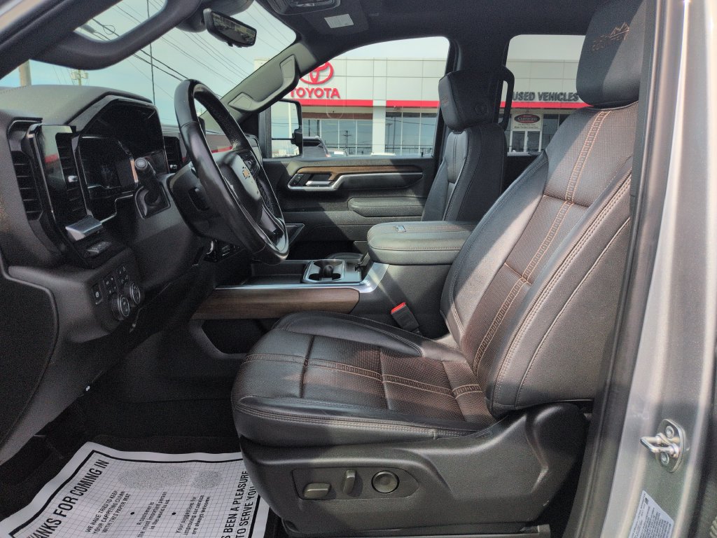 Used 2025 Chevrolet Silverado 2500 High Country w/ Technology Package AWD/4WD image 9