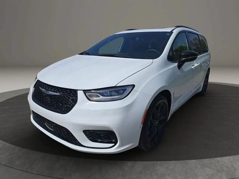 Used 2024 Chrysler Pacifica Limited w/ Uconnect Theater Family Group FWD image 1