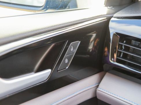 Used 2024 Volkswagen Taos SE image 17