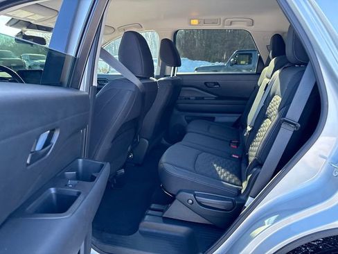 Used 2024 Nissan Pathfinder SV image 15