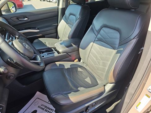 Used 2024 Nissan Pathfinder Platinum w/ Cargo Package FWD image 17