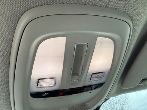 Used 2023 Volvo XC40 B5 Plus image 32