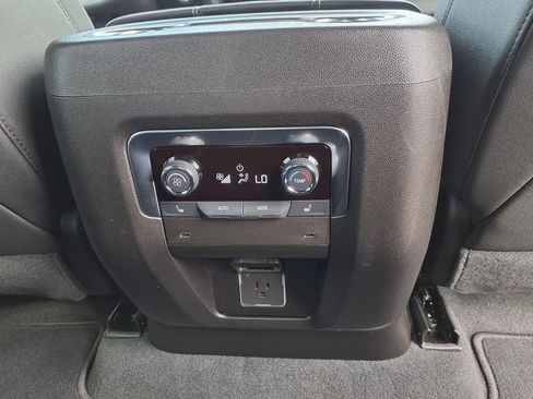 Used 2025 Chevrolet Tahoe Premier AWD/4WD image 17