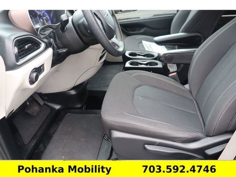 Used 2020 Chrysler Voyager L image 24