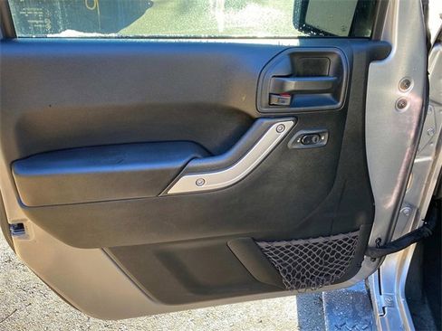 Used 2017 Jeep Wrangler Unlimited Sahara image 12