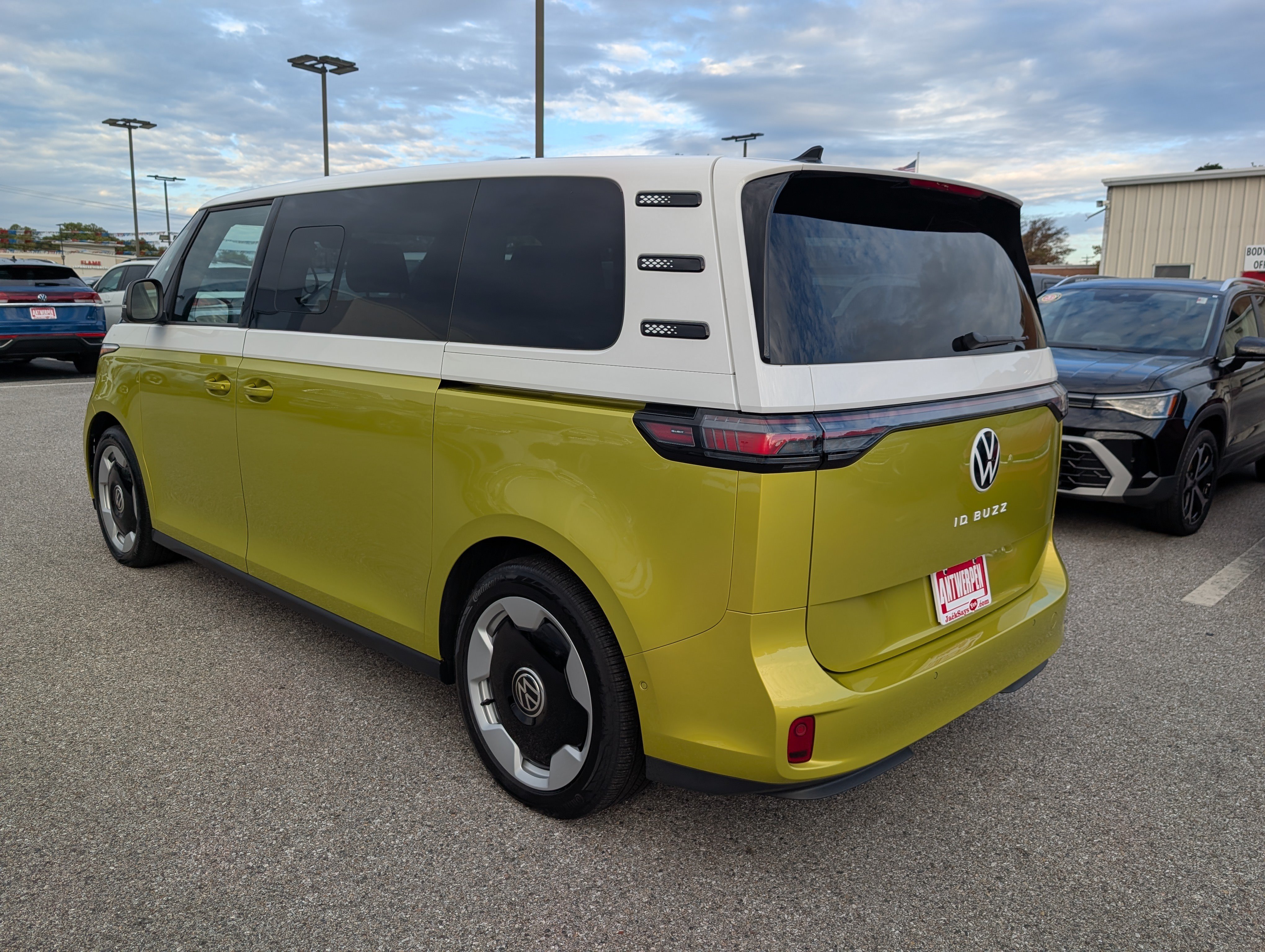 Used 2025 Volkswagen ID. Buzz Pro S Plus RWD image 6