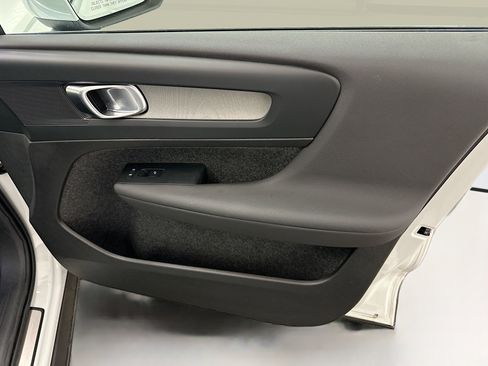 Used 2025 Volvo XC40 B5 Plus image 33