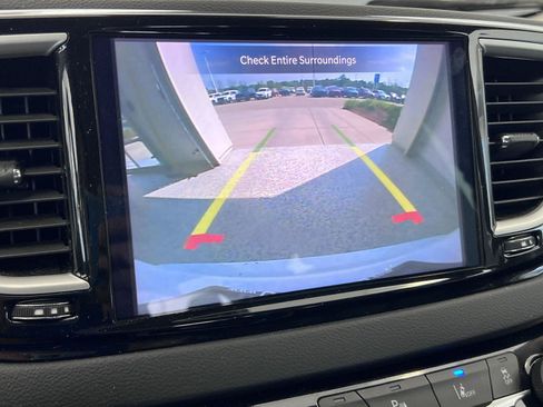 Used 2024 Chrysler Pacifica Touring-L FWD image 7