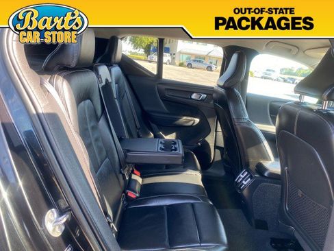 Used 2022 Volvo XC40 T4 Momentum image 11