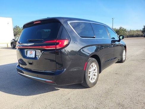 Used 2024 Chrysler Pacifica Touring-L image 5