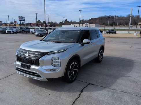 Used 2024 Mitsubishi Outlander SE image 2