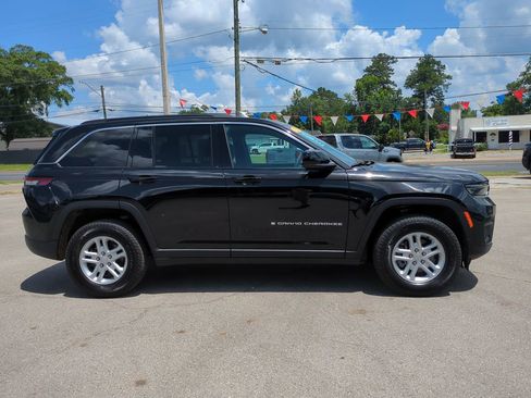 Used 2025 Jeep Grand Cherokee Laredo w/ Luxury Tech Group I AWD/4WD image 3