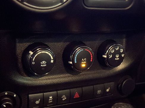 Used 2015 Jeep Wrangler Unlimited Rubicon AWD/4WD image 19
