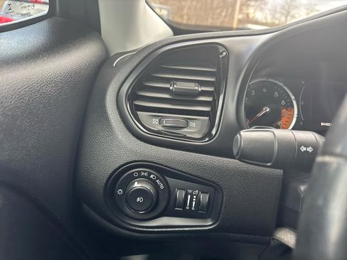 Used 2016 Jeep Renegade Latitude image 27