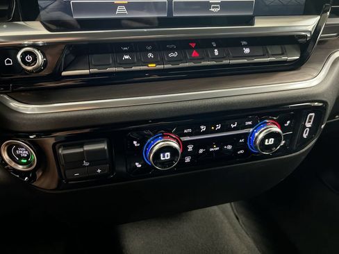 Used 2025 GMC Sierra 1500 SLT AWD/4WD image 17
