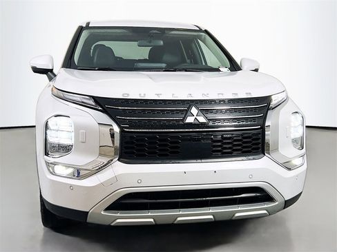Used 2024 Mitsubishi Outlander SE image 2