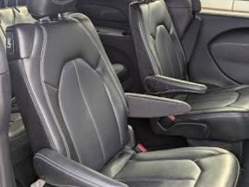 Used 2025 Chrysler Pacifica Select image 18