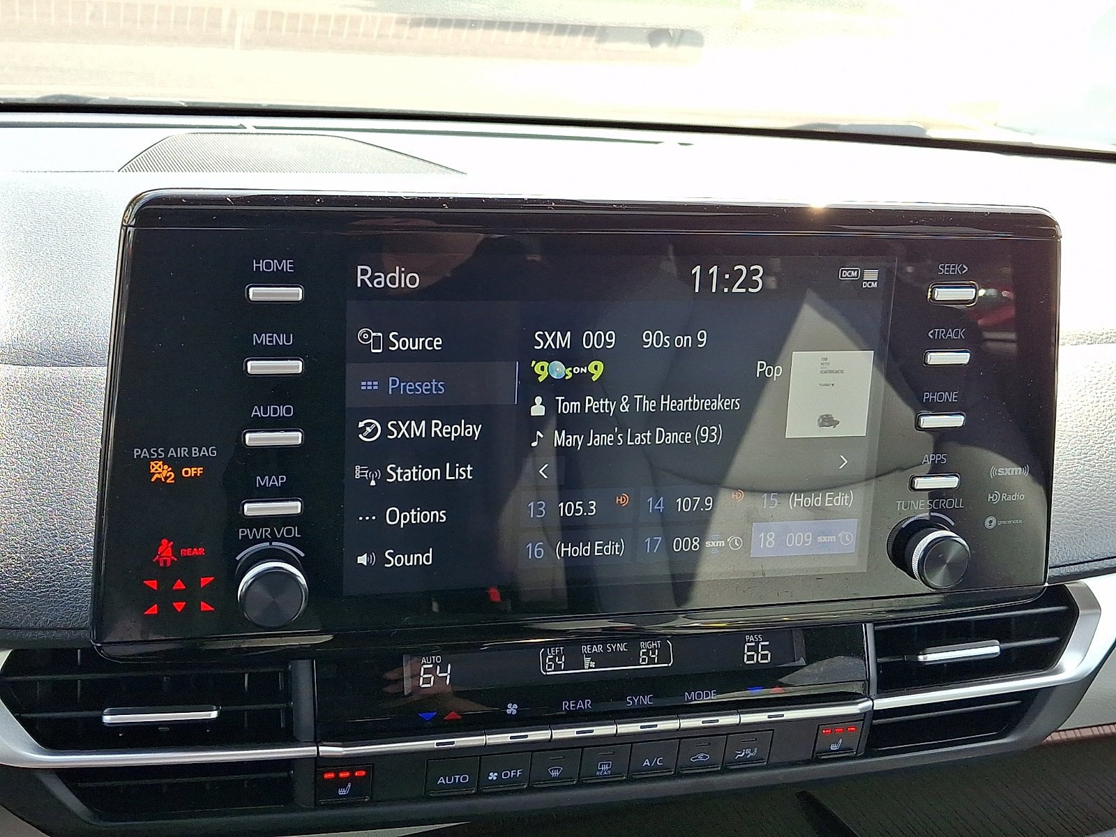 Used 2024 Toyota Sienna XLE FWD image 18
