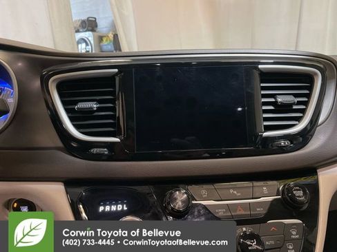 Used 2017 Chrysler Pacifica Touring-L image 13