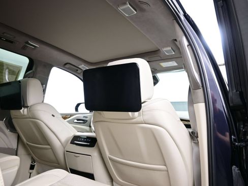 Used 2023 Cadillac Escalade ESV Premium Luxury Platinum AWD/4WD image 19