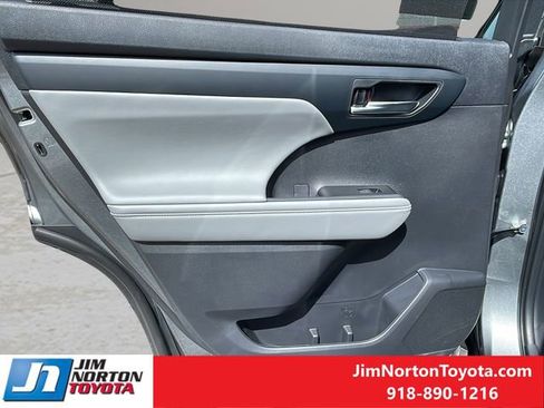 New 2026 Toyota Highlander XLE image 18