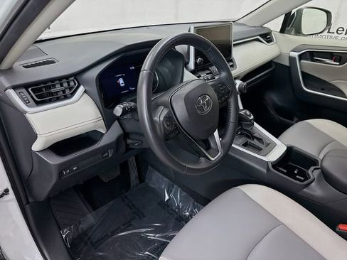 Used 2023 Toyota RAV4 XLE Premium image 9