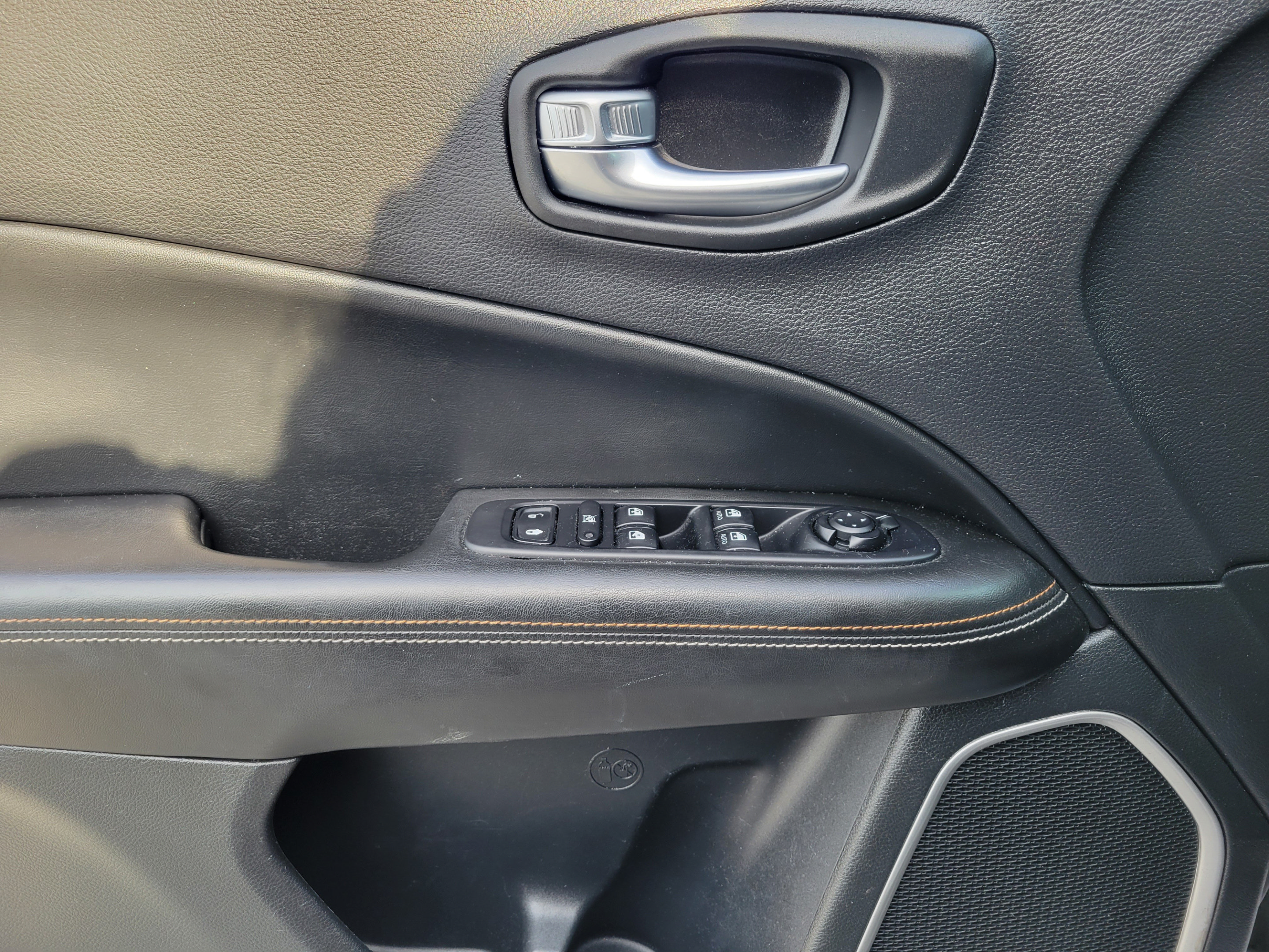 Used 2019 Jeep Compass Latitude FWD image 16