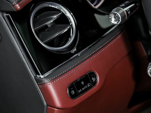 Used 2023 Bentley Flying Spur V8 image 28