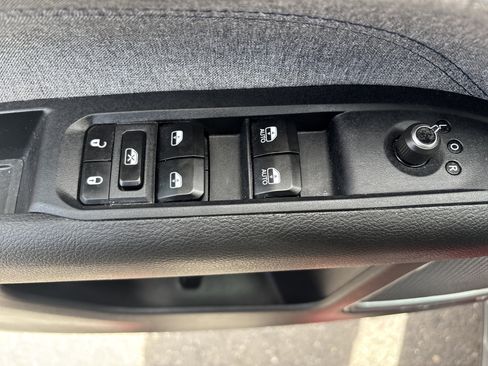 Used 2025 Jeep Compass Latitude AWD/4WD image 17