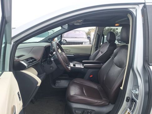 Used 2021 Toyota Sienna Platinum FWD image 11
