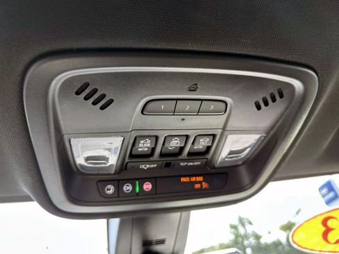 Used 2023 Chevrolet Traverse RS AWD/4WD image 28