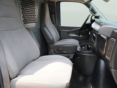 Used 2017 Chevrolet Express 3500 RWD image 17