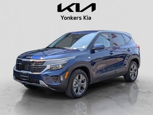 Certified 2025 Kia Seltos LX AWD/4WD image 2