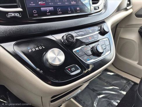 Used 2023 Chrysler Pacifica Touring-L FWD image 18