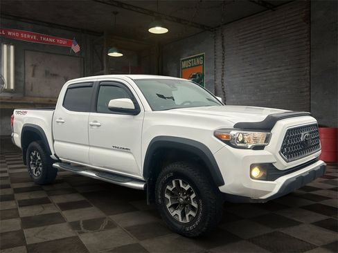 Used 2019 Toyota Tacoma TRD Off-Road image 2