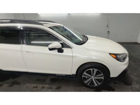 Used 2018 Subaru Outback 2.5i Limited image 2
