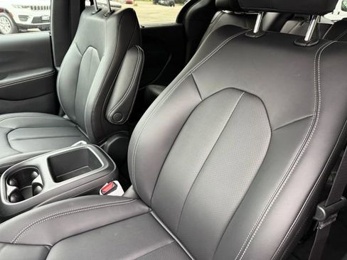 New 2026 Chrysler Pacifica Select image 13