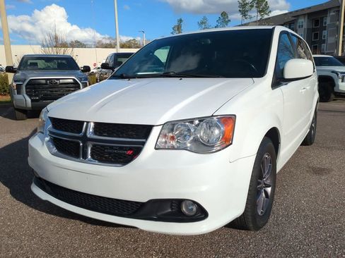 Used 2017 Dodge Grand Caravan SXT image 2