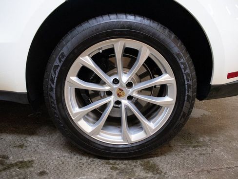 Certified 2025 Porsche Macan image 14