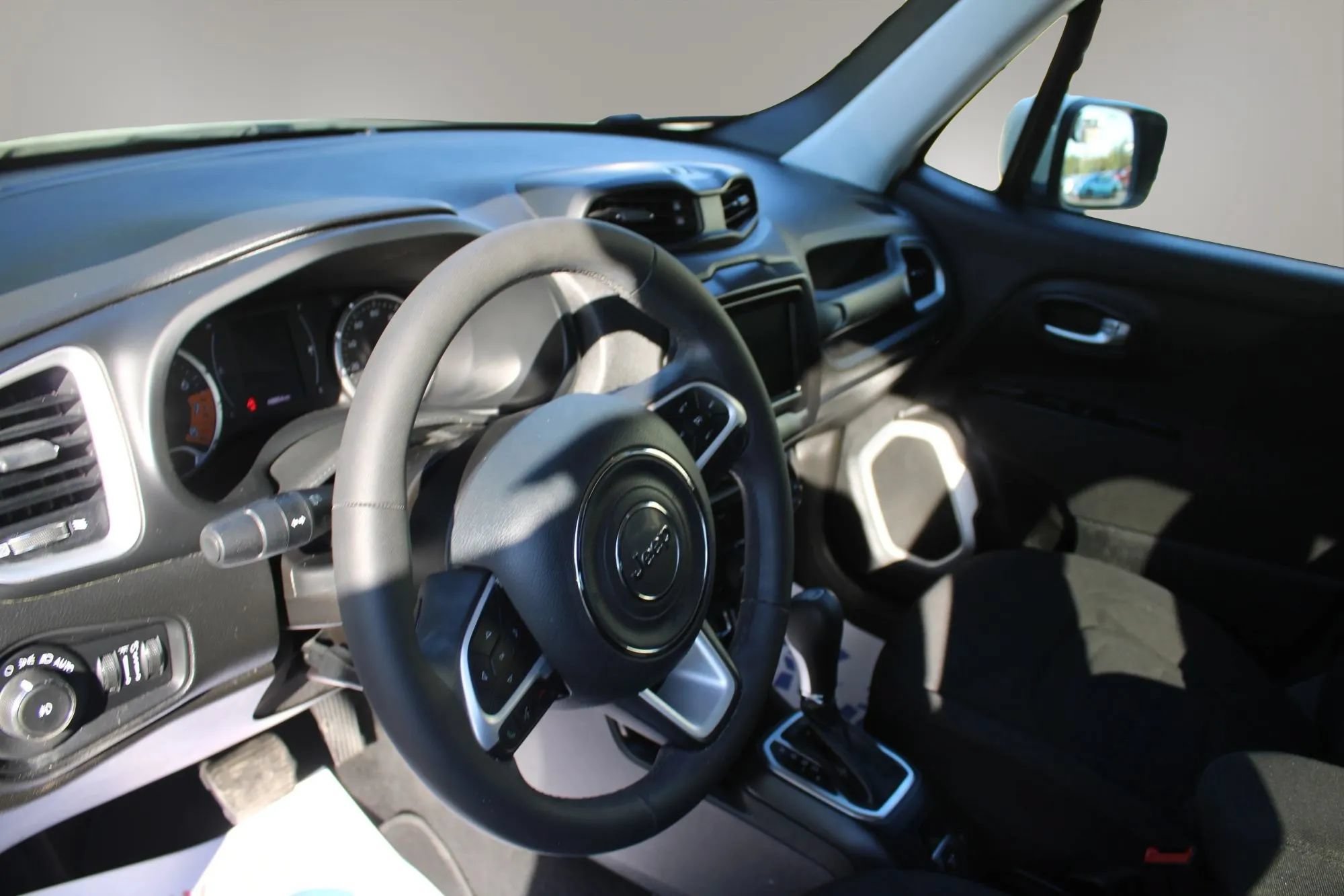 Used 2019 Jeep Renegade Latitude FWD image 14