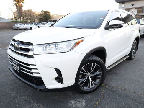 Used 2017 Toyota Highlander LE image 2