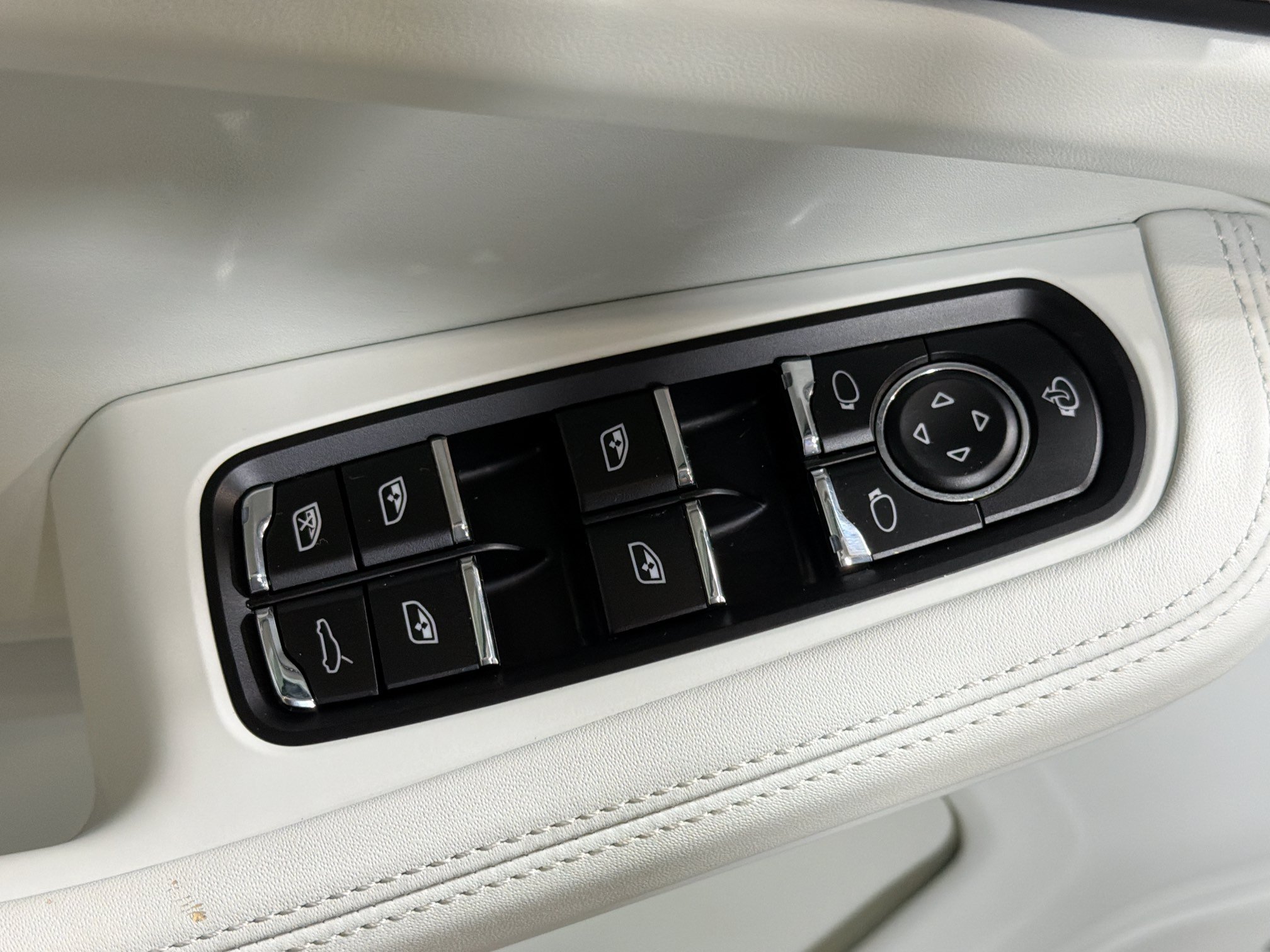 Certified 2026 Porsche Macan AWD/4WD image 22
