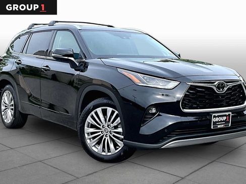 Certified 2025 Toyota Highlander Platinum AWD/4WD image 3