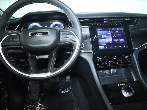 Certified 2024 Jeep Grand Cherokee Altitude image 28